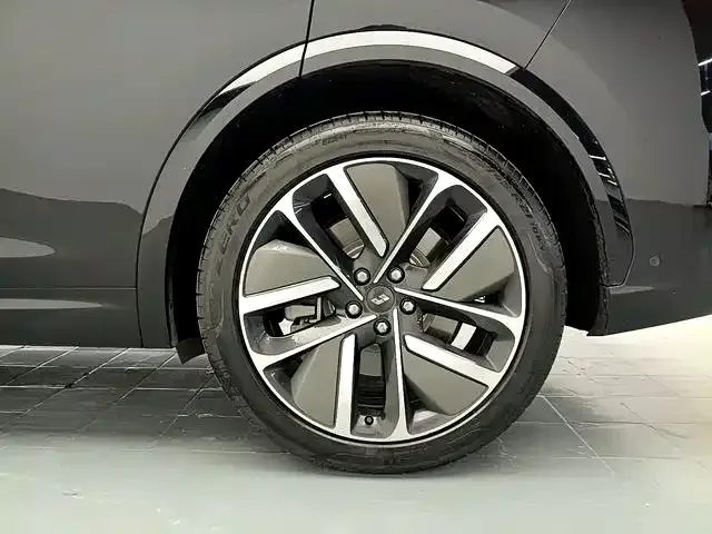 Li Auto L7 — Фото автомобиля 16