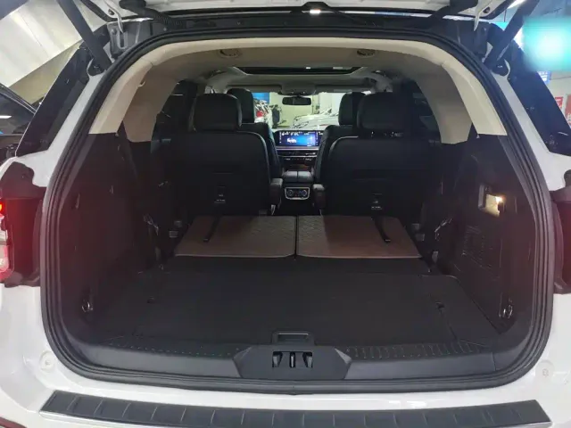 Ford Explorer — Фото автомобиля 2