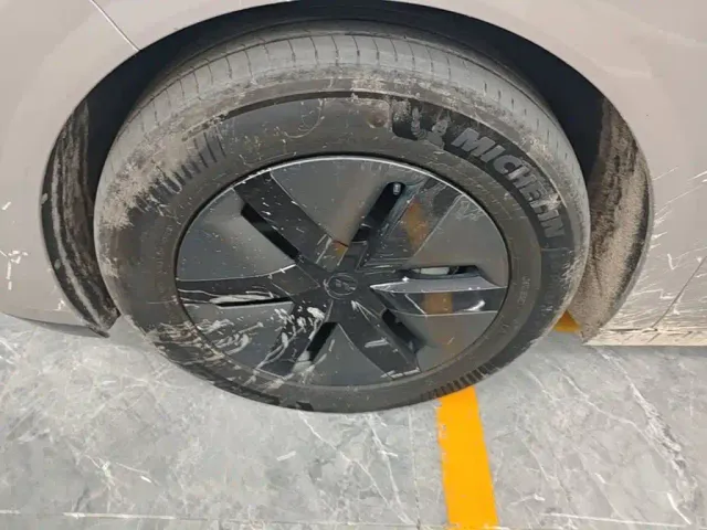 Li Auto MEGA — Фото автомобиля 22