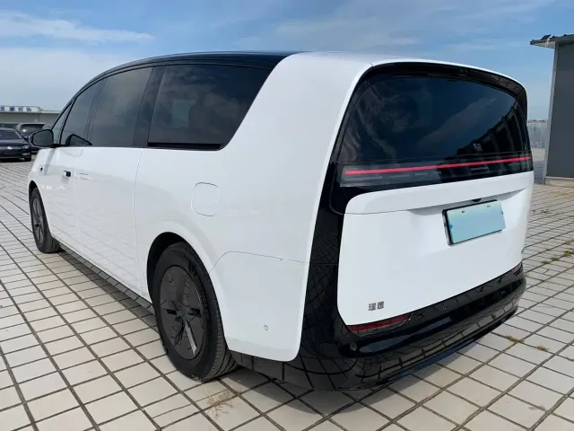 Li Auto MEGA — Фото автомобиля 4