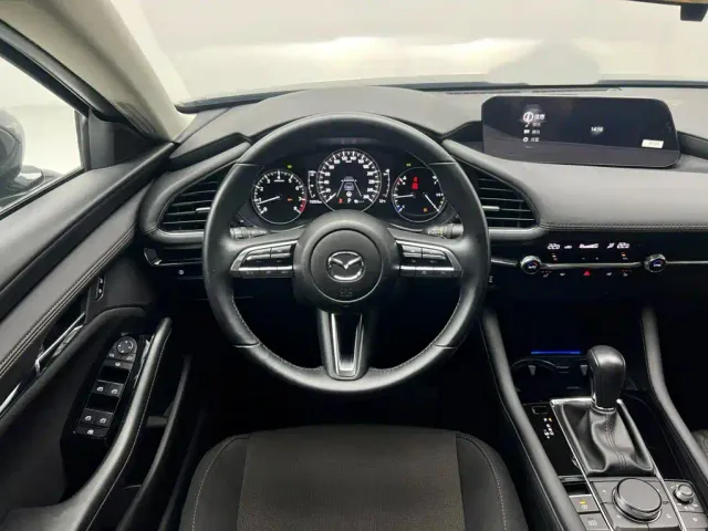 Mazda Axela — Фото автомобиля 18