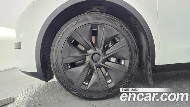 Tesla Model Y — Фото автомобиля 4