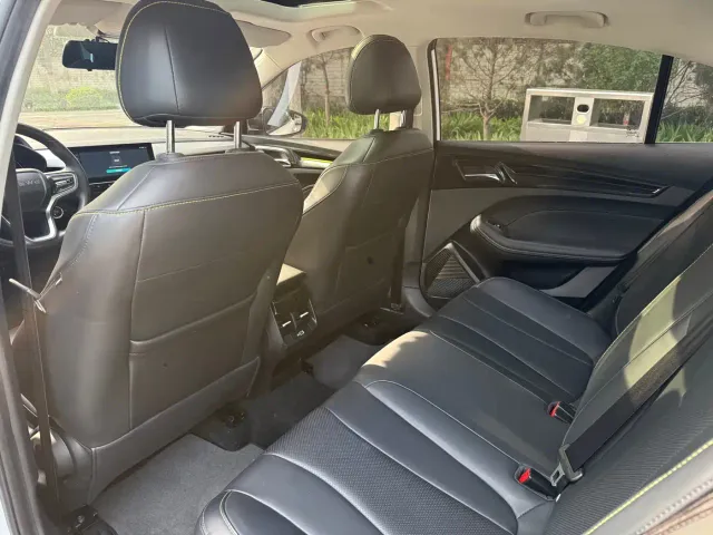 Roewe i5 — Фото автомобиля 9