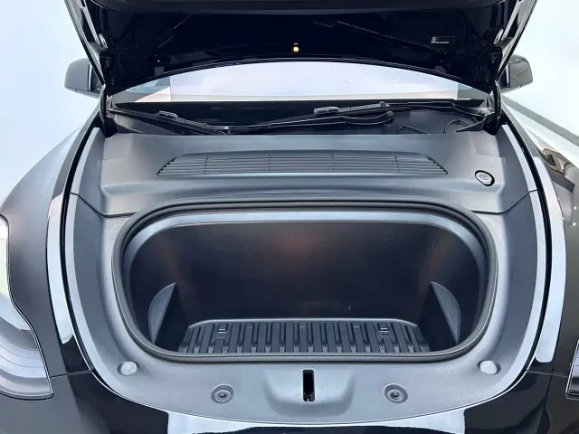Tesla Model Y — Фото автомобиля 26