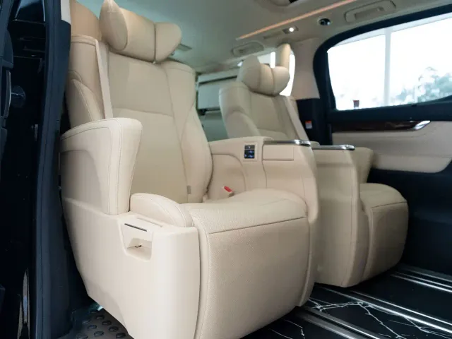 Toyota Alphard — Фото автомобиля 10