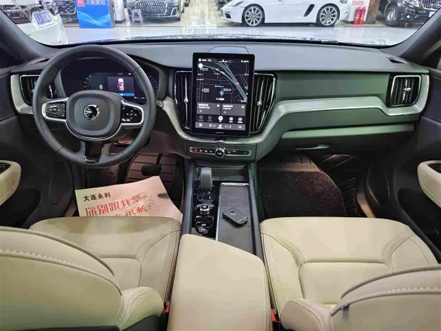 Volvo XC60 — Фото автомобиля 6