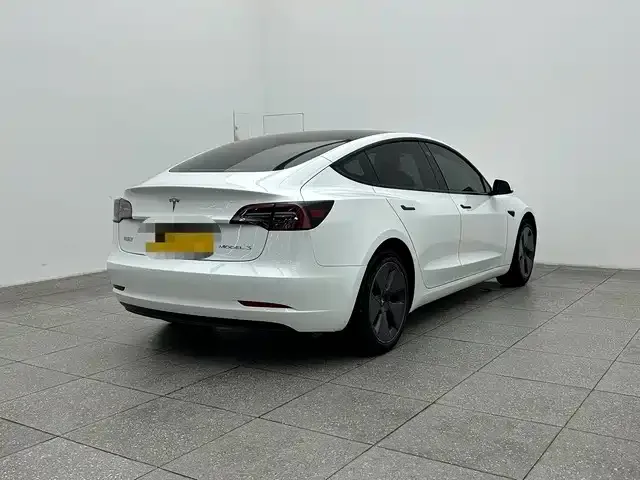 Tesla Model 3 — Фото автомобиля 6