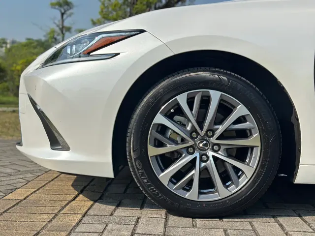 Lexus ES — Фото автомобиля 16