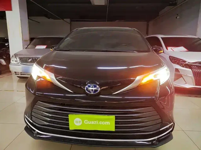Toyota Sienna — Фото автомобиля 2