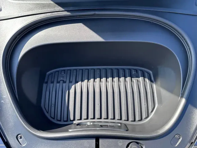 Tesla Model 3 — Фото автомобиля 23