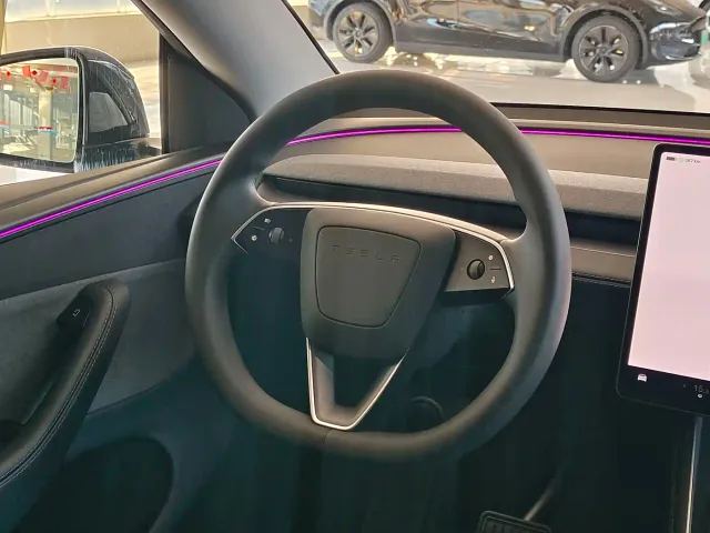 Tesla Model Y — Фото автомобиля 16
