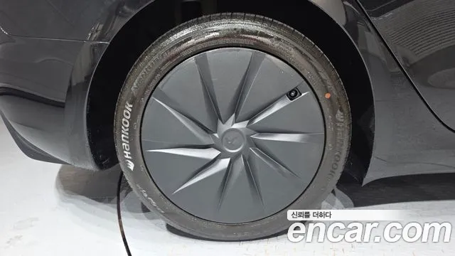 Tesla Model 3 — Фото автомобиля 5