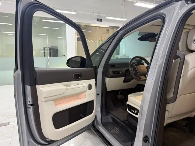 Li Auto MEGA — Фото автомобиля 7