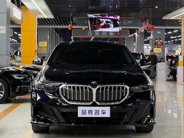 BMW 5 Series — Фото автомобиля 2