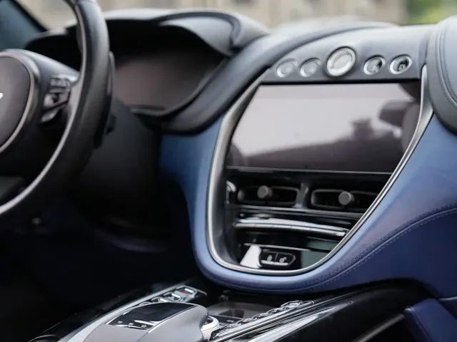 Aston Martin DBX — Фото автомобиля 8
