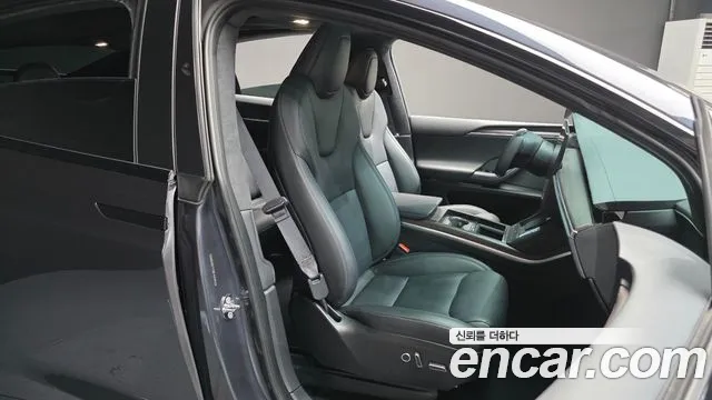 Tesla Model X — Фото автомобиля 17