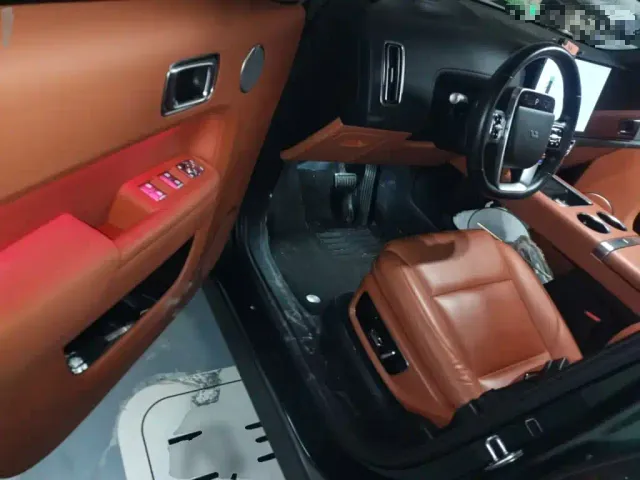 Li Auto L8 — Фото автомобиля 17