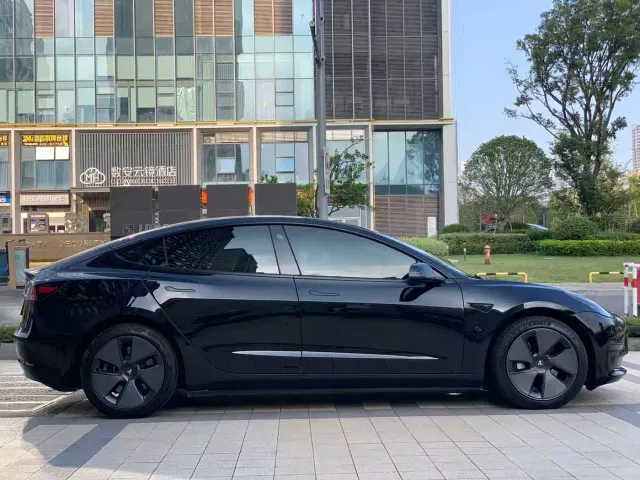 Tesla Model 3 — Фото автомобиля 3