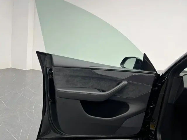 Tesla Model Y L — Фото автомобиля 14