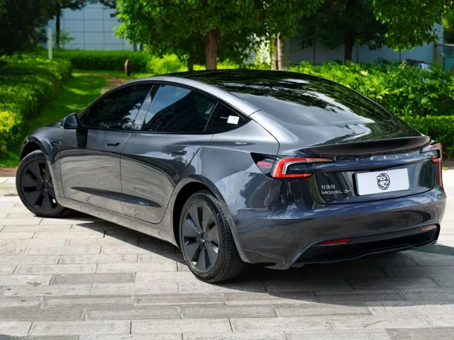 Tesla Model 3 — Фото автомобиля 17