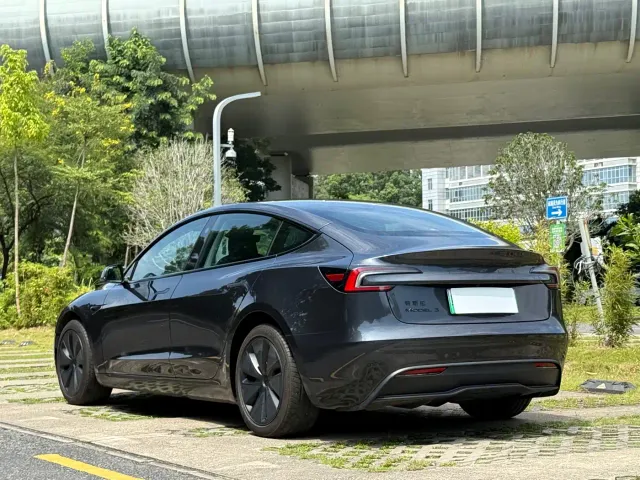 Tesla Model 3 — Фото автомобиля 4