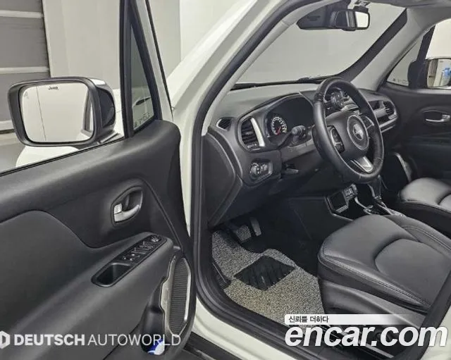 Jeep Renegade — Фото автомобиля 11