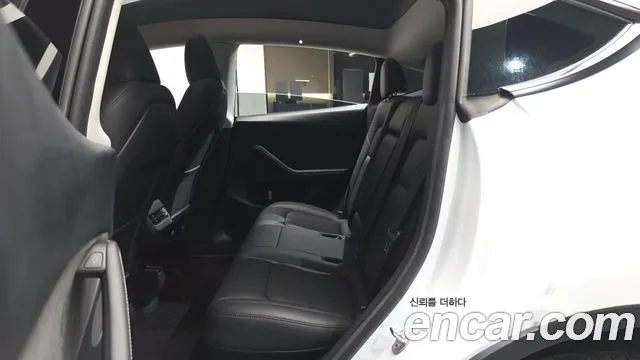 Tesla Model Y — Фото автомобиля 12