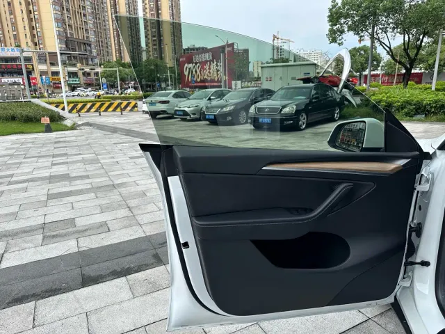 Tesla Model Y — Фото автомобиля 14