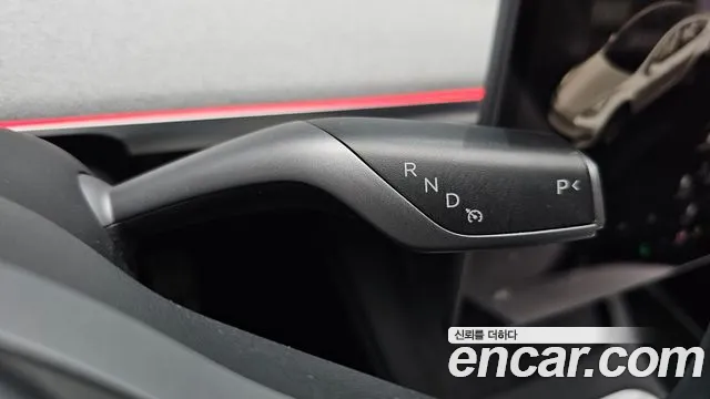 Tesla Model Y — Фото автомобиля 11