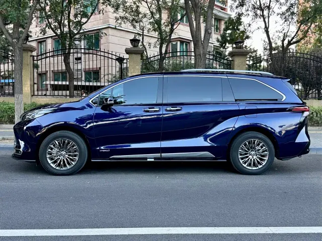 Toyota Sienna — Фото автомобиля 3