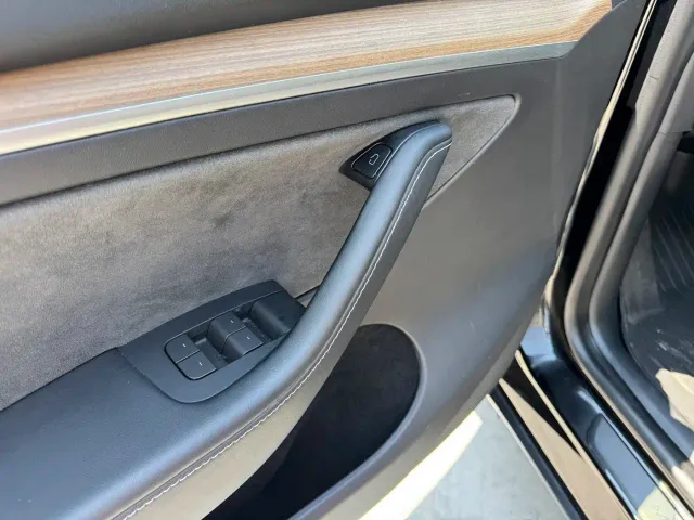 Tesla Model Y — Фото автомобиля 6