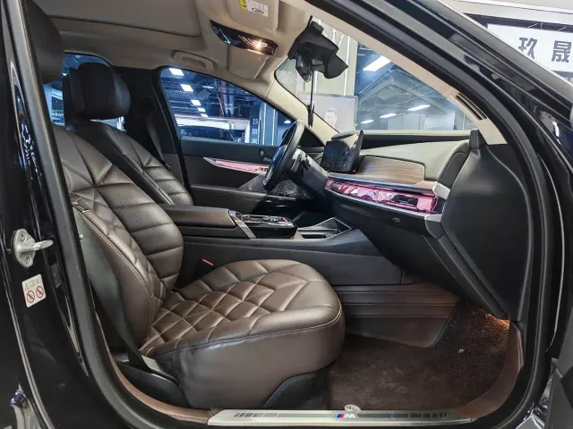 BMW 7 Series — Фото автомобиля 11