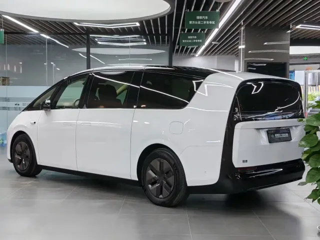Li Auto MEGA — Фото автомобиля 6