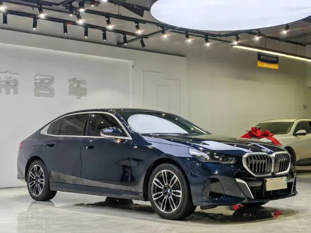 BMW 5 Series — Фото автомобиля 3