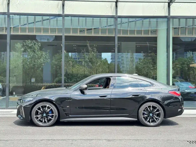 BMW i4 — Фото автомобиля 6