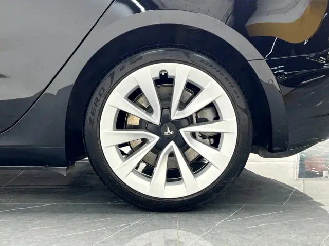 Tesla Model 3 — Фото автомобиля 25