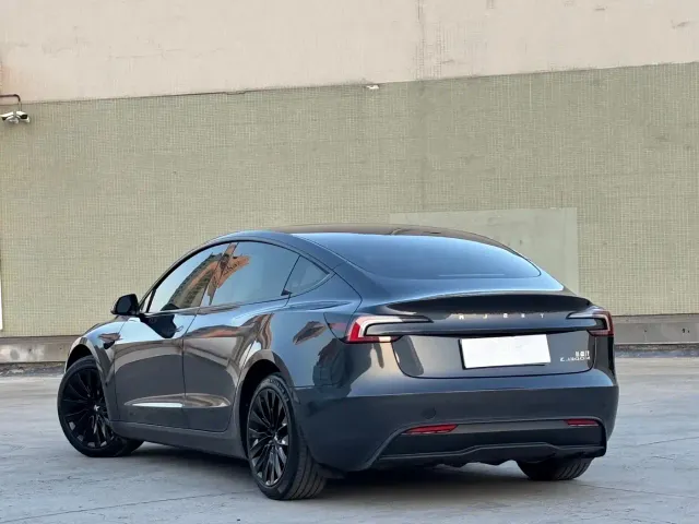 Tesla Model 3 — Фото автомобиля 12