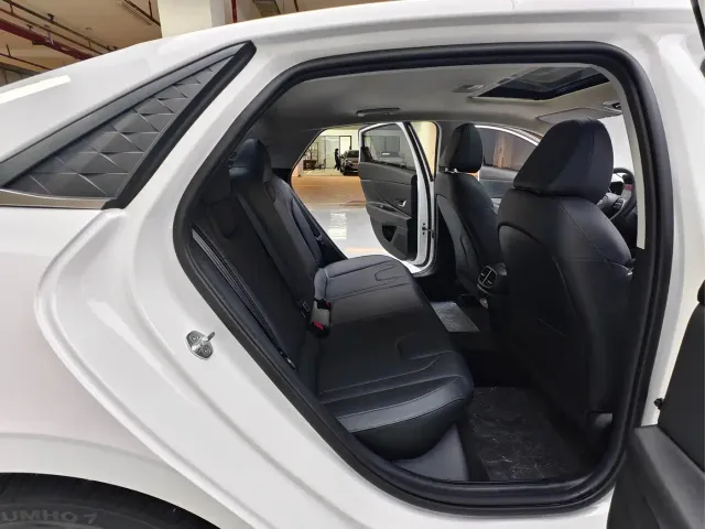 Hyundai Elantra — Фото автомобиля 19
