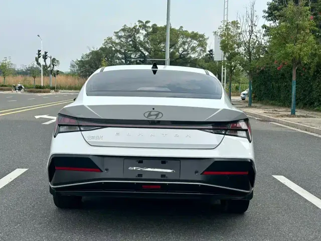 Hyundai Elantra — Фото автомобиля 5