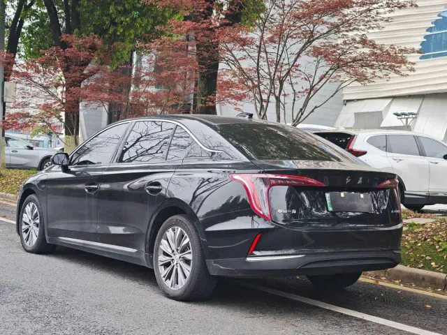 Hongqi E-QM5 — Фото автомобиля 4