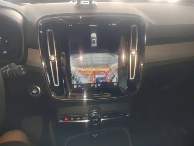 Volvo XC40 — Фото автомобиля 12