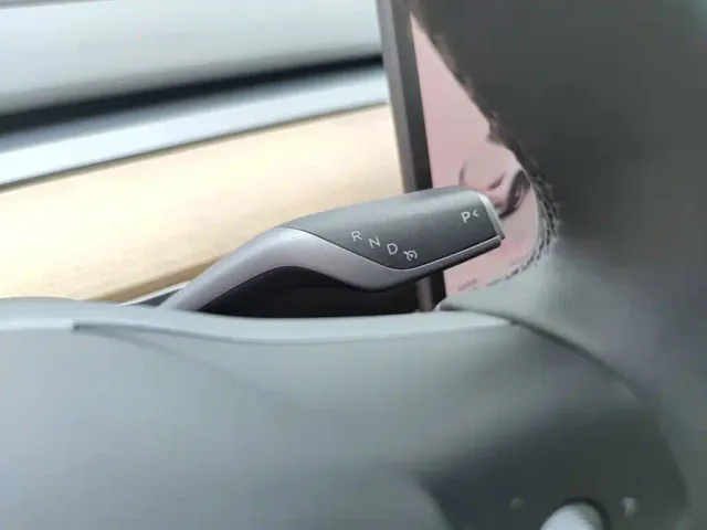 Tesla Model Y — Фото автомобиля 13