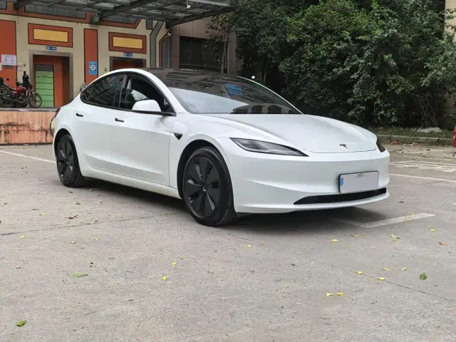 Tesla Model 3 — Фото автомобиля 3