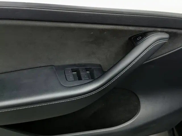 Tesla Model Y — Фото автомобиля 9