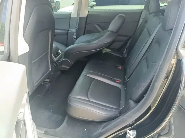 Tesla Model Y — Фото автомобиля 16