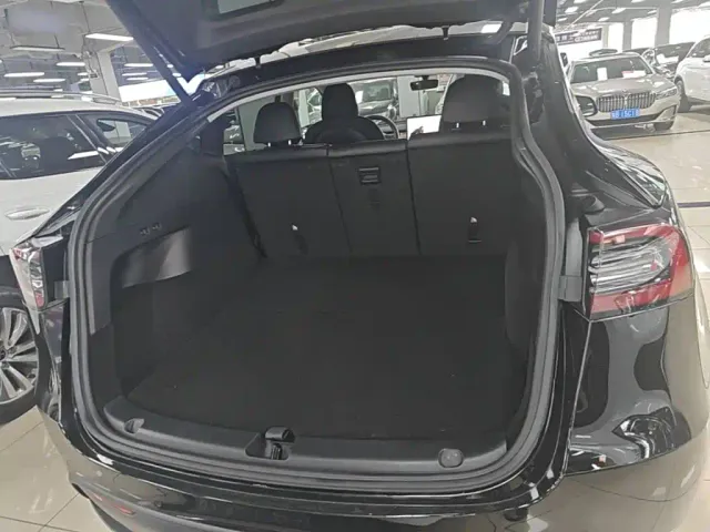 Tesla Model Y — Фото автомобиля 18