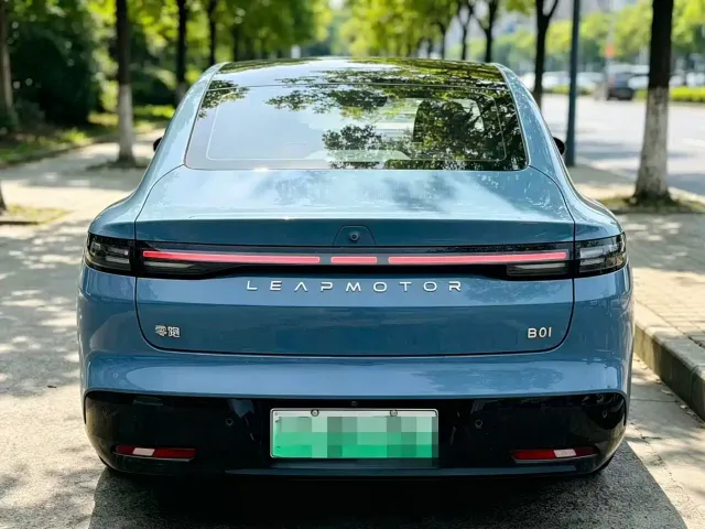 Leapmotor B01 — Фото автомобиля 5