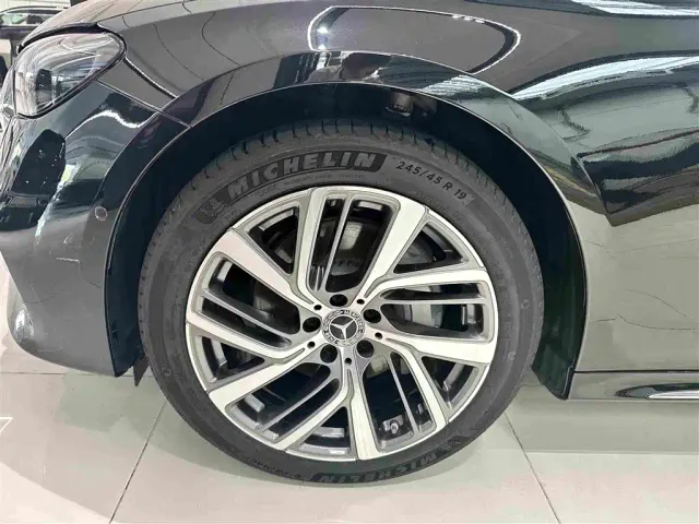 Mercedes-Benz E-Class — Фото автомобиля 4