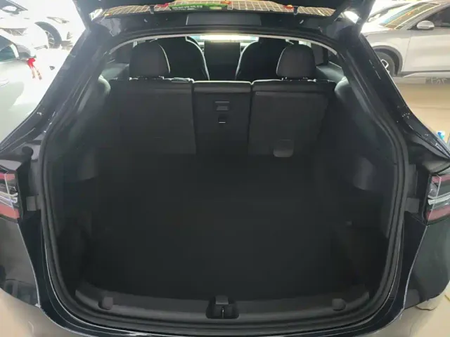 Tesla Model Y — Фото автомобиля 18