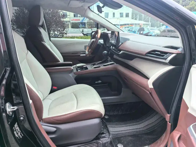 Toyota Sienna — Фото автомобиля 12